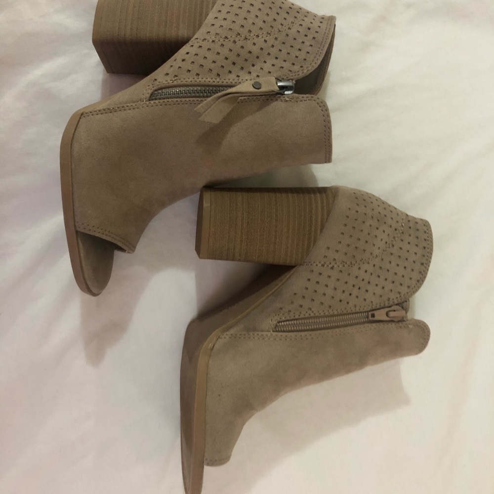 Universal Thread open toed heels